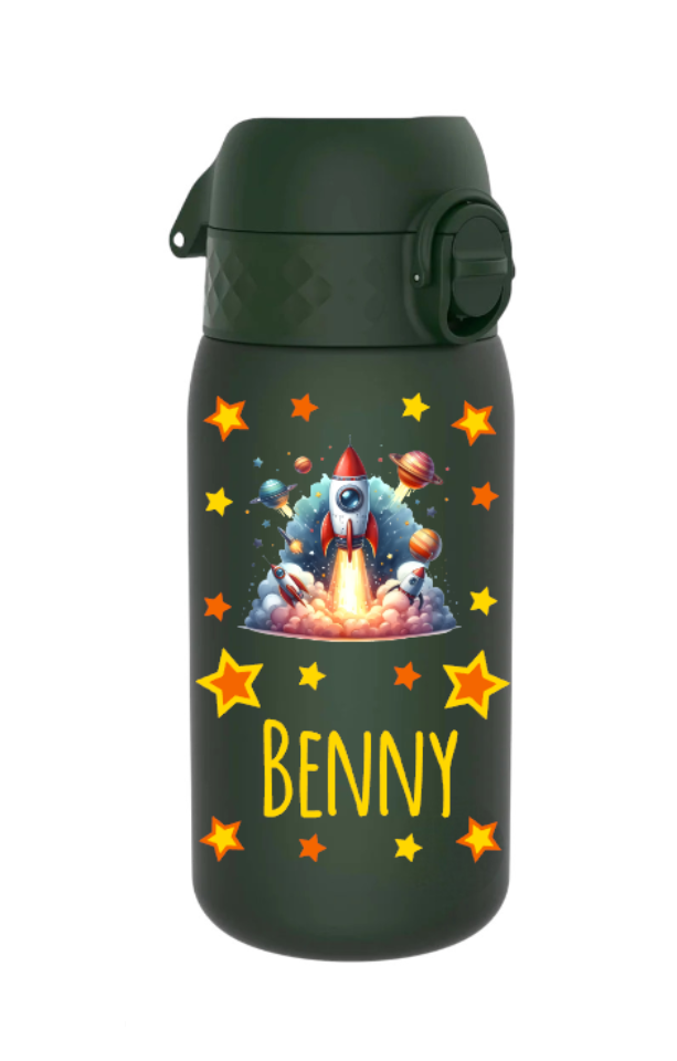 trinkflasche kinder, trinkflasche kinder personalisiert, trinkflasche kinder mit name, trinkflasche kinder auslaufsicher, trinkflasche kinder leicht, trinkflasche kinder dunkelgrün,trinkflasche kinder bedruckt, trinkflasche kinder beschriftet, trinkflasche, trinkflasche junge,trinkflasche personalisiert, trinkflasche kaufen, trinkflasche kinder unterwegs, trinkflasche kinder kindergarten, trinkflasche kinder ohne strohhalm, trinkflasche kinder ab 3 Jahren, trinkflasche kinder kaufen, trinkflasche rakete