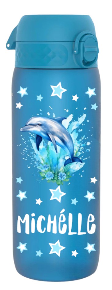 trinkflasche, sport trinkflasche, wasserflasche, trinkflasche personalisiert, sport trinkflasche personalisiert, wasserflasche personalisiert, trinkflasche auslaufsicher, trinkflasche mit name, trinfklasche kohlensäure, trinkflasche kaufen, trinkflasche personalisiert kinder, sport trinkflasche kinder kaufen, trinkflasche schule, trinkflasche bedruckt, trinkflasche beschriftet, trinkflasche blau, trinkflasche erwachsene, trinkflasche erwachsene personalisiert, mit motiv, delfin, trinkflasche schweiz