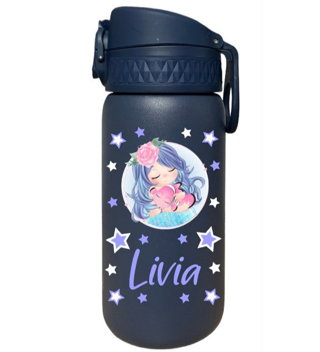 trinkflasche edelstahl, trinkflasche edelstahl kinder, trinkflasche edelstahl personalisiert, trinkflasche kinder edelstahl personalisiert, trinkflasche edelstahl kinder mit name,trinkflasche edelstahl mit name, trinkflasche edelstahl auslaufsicher, trinkflasche edelstahl kinder auslaufsicher, trinkflasche edelstahl schule, trinkflasche edelstahl kinder schule, trinkflasche ohne strohhalm, trinkflasche edelstahl ohne strohhalm, trinkflasche edelstahl kinder ohne strohhalm
