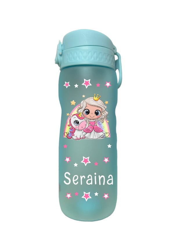 trinkflasche, sport trinkflasche, wasserflasche, trinkflasche personalisiert, sport trinkflasche personalisiert, wasserflasche personalisiert, trinkflasche auslaufsicher, trinkflasche mit name, trinfklasche kohlensäure, trinkflasche kaufen, trinkflasche personalisiert kinder, sport trinkflasche kinder kaufen, trinkflasche schule, trinkflasche bedruckt, trinkflasche beschriftet, trinkflasche hellbla, trinkflasche erwachsene, trinkflasche erwachsene personalisiert, mit motiv, prinzessin, trinkflasche schweiz