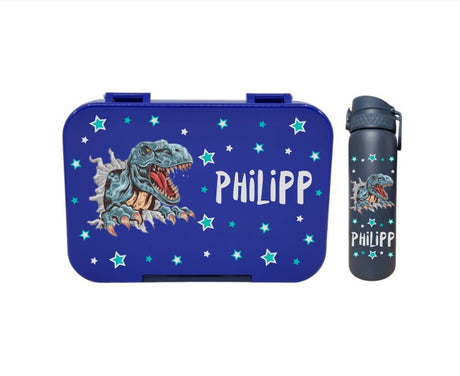 znünibox und trinkflasche, lunchbox und trinkflasche, lunchbox und trinkflasche junge, lunchbox und trinkflasche personalisiert, trinkflasche kinder, trinkflasche kinder dino, trinkflasche kaufen schweiz, trinkflasche dino, trinkflasche auslaufsicher, trinkflasche bedruckt, trinkflasche kinder spülmaschinenfest, trinkflasche kinder mit name, znünibox kinder dino, lunchbox kinder dino, znünibox personalisiert dino, znünibox junge personalisiert
